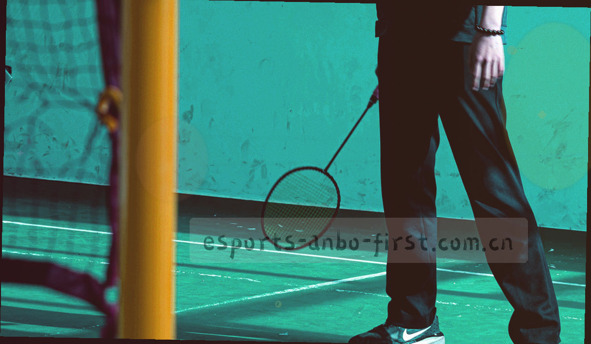 暗调电竞时间轴示意，刻度节点以霓虹青与紫色标记分出赛程、赛果与回放三段节奏